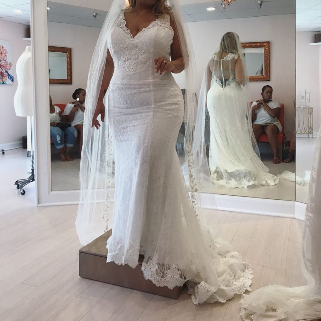 C2022-V599 Sleeveless V-neck plus size wedding gown