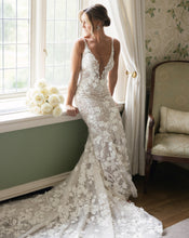 C2023-F351 - Robe de mariée col en V brodée de dentelle perlée