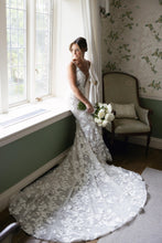 C2023-F351 - Robe de mariée col en V brodée de dentelle perlée