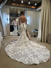 C2023-F351 - Robe de mariée col en V brodée de dentelle perlée